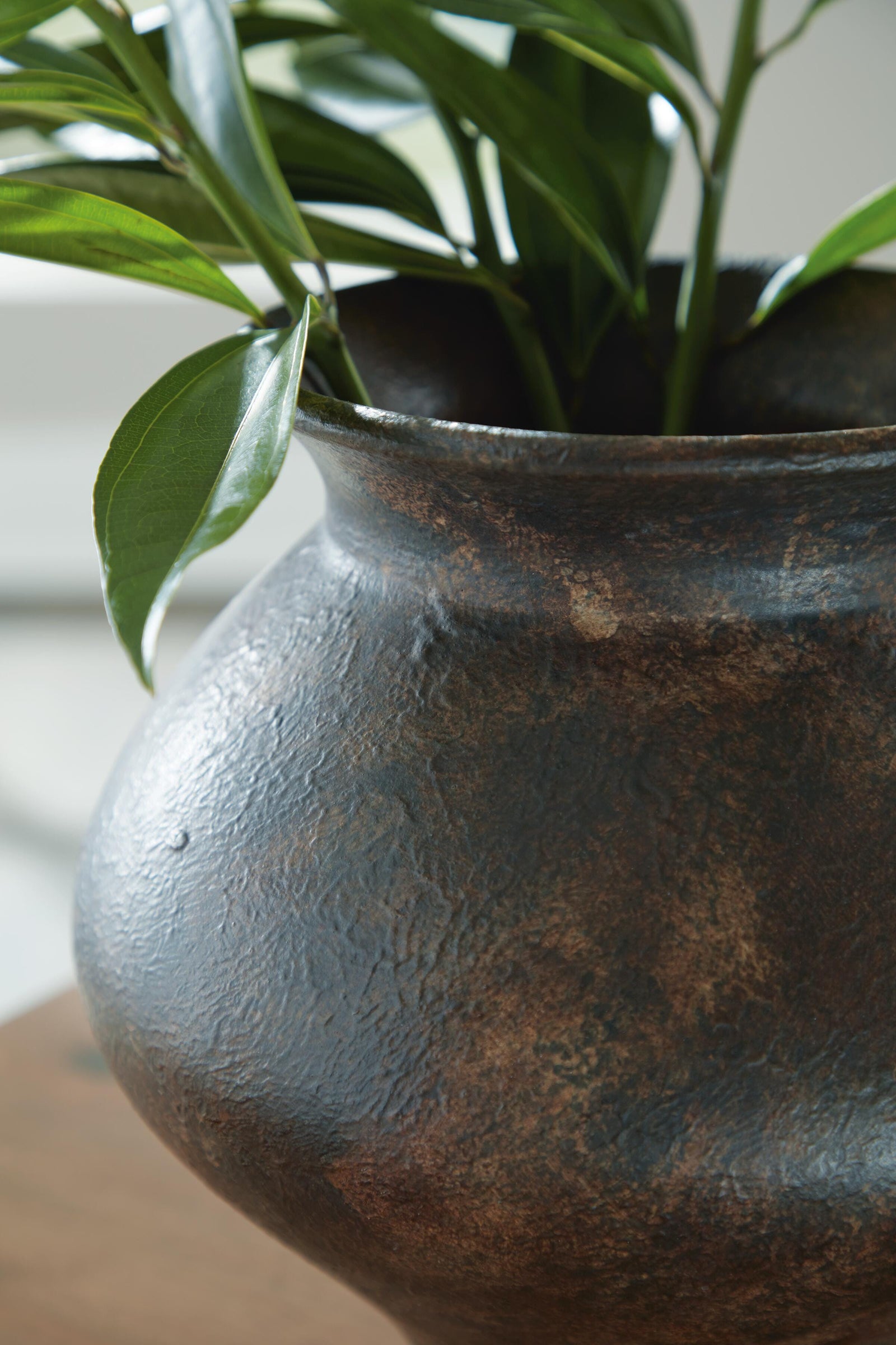 Laddlow Vase (A2000912-SI) - Image 4