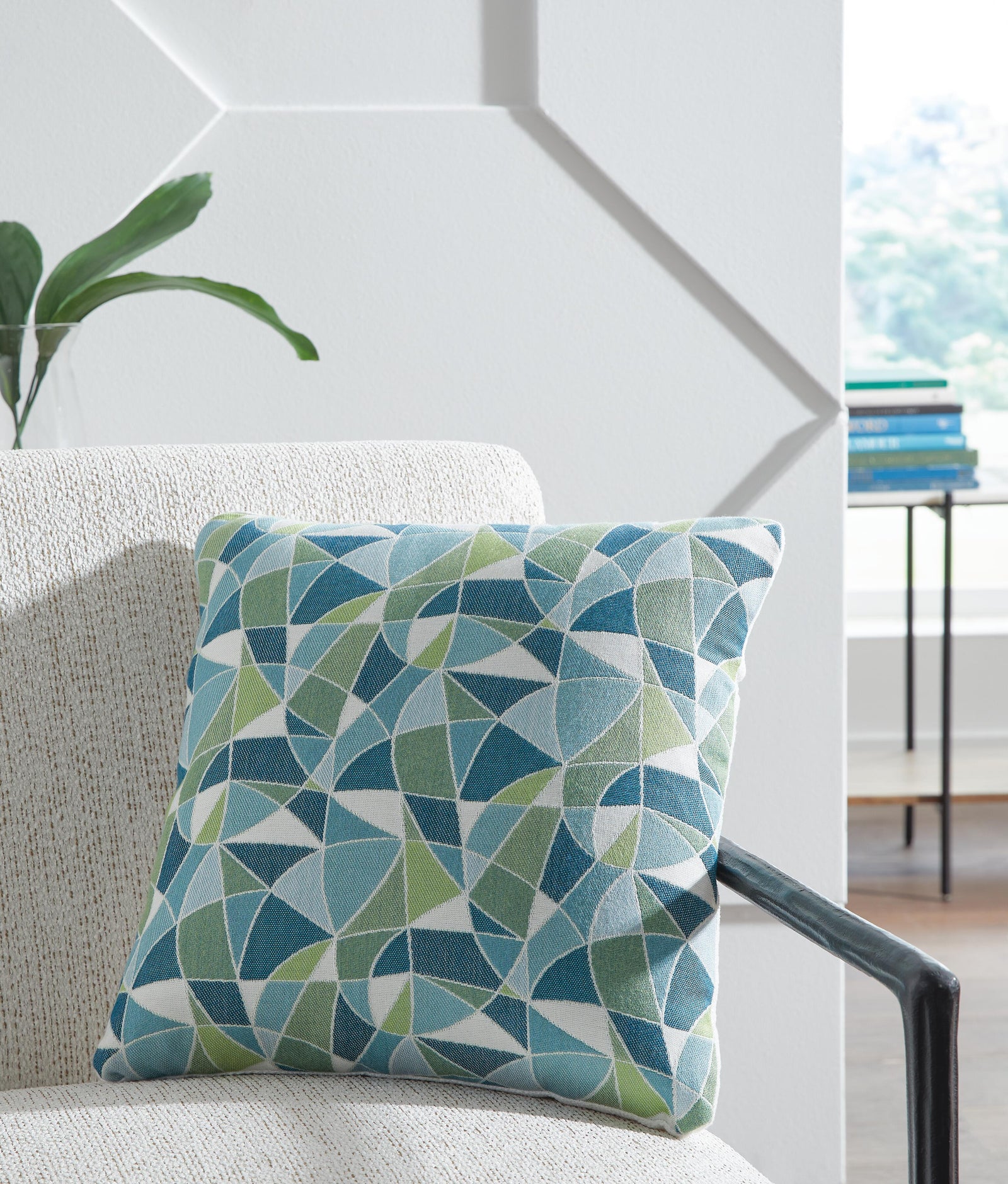 Seanow Next-Gen Nuvella Indoor/Outdoor Pillow (Set of 4) (A1900005-SI) - Image 4