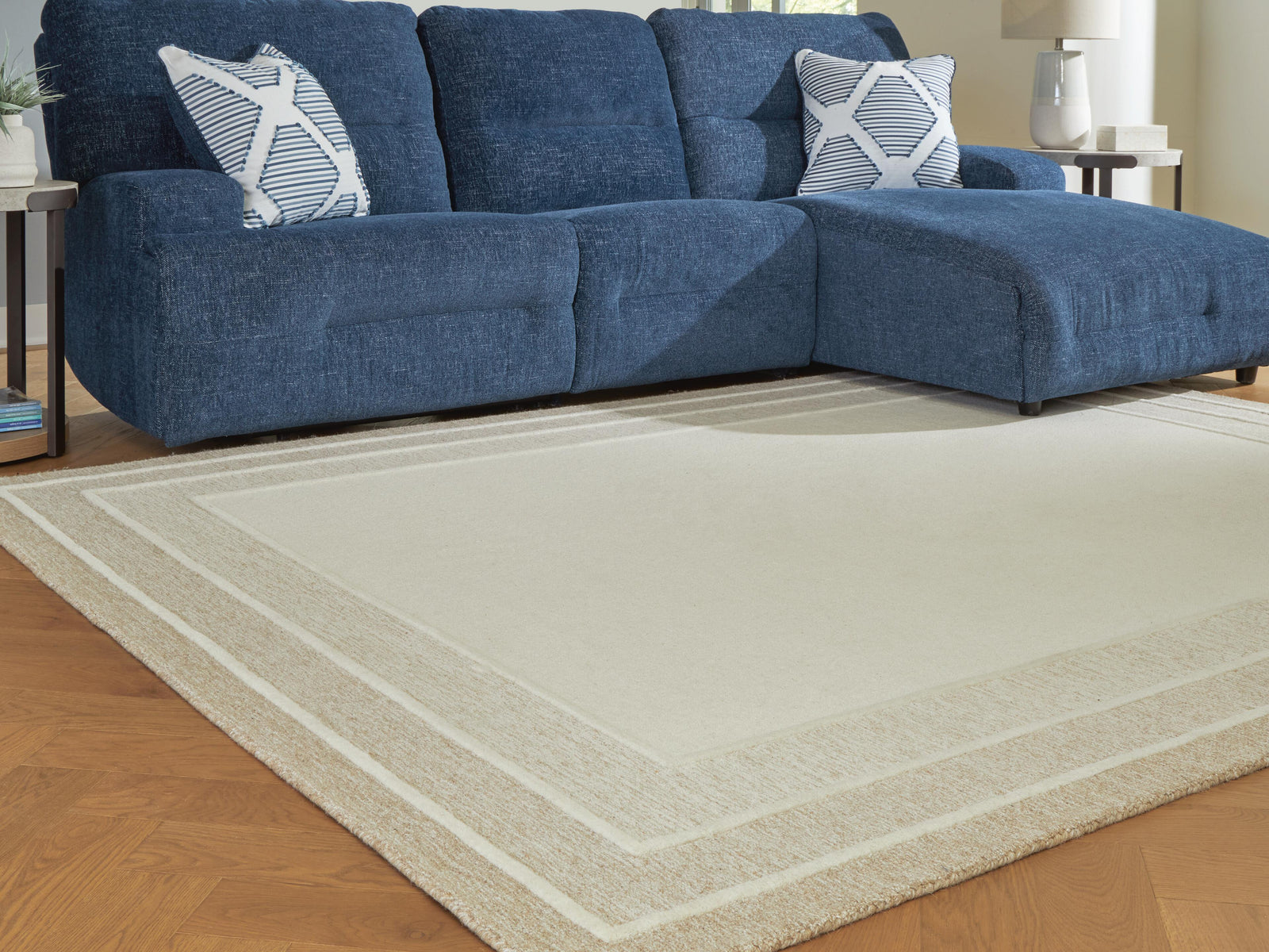 Teelgan Large Rug (R40731-SI) - Image 2