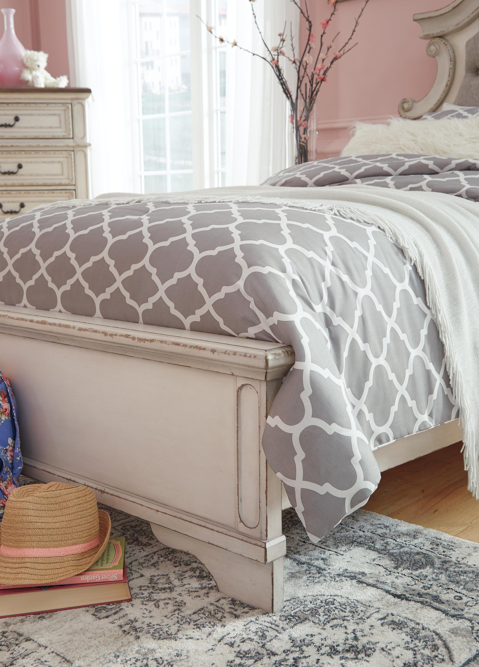 Realyn Upholstered Panel Bed - Chipped White (B743-SI) - Image 4