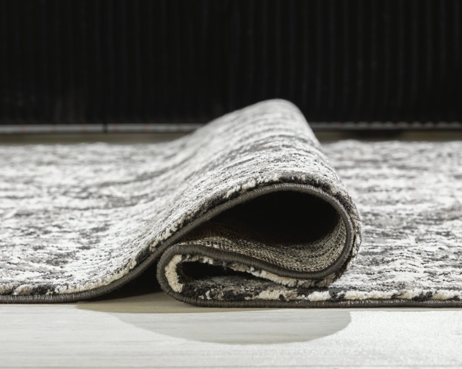 Glennisman Large Rug (R40727-SI) - Image 4