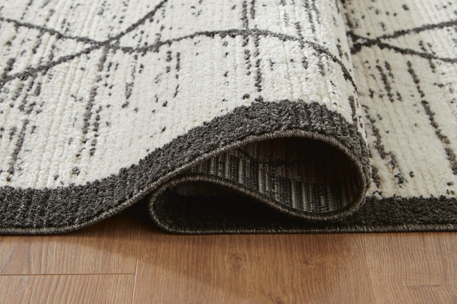 Fenriston Large Rug (R40830-SI) - Image 5