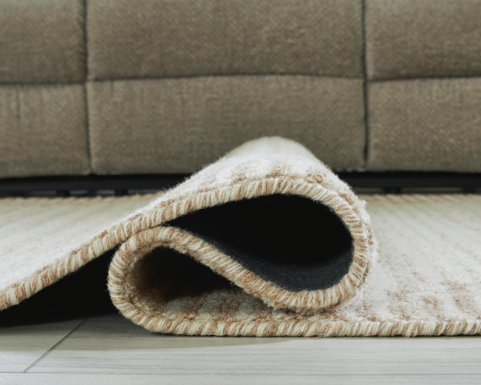 Emorymore Medium Rug (R40730-SI) - Image 3