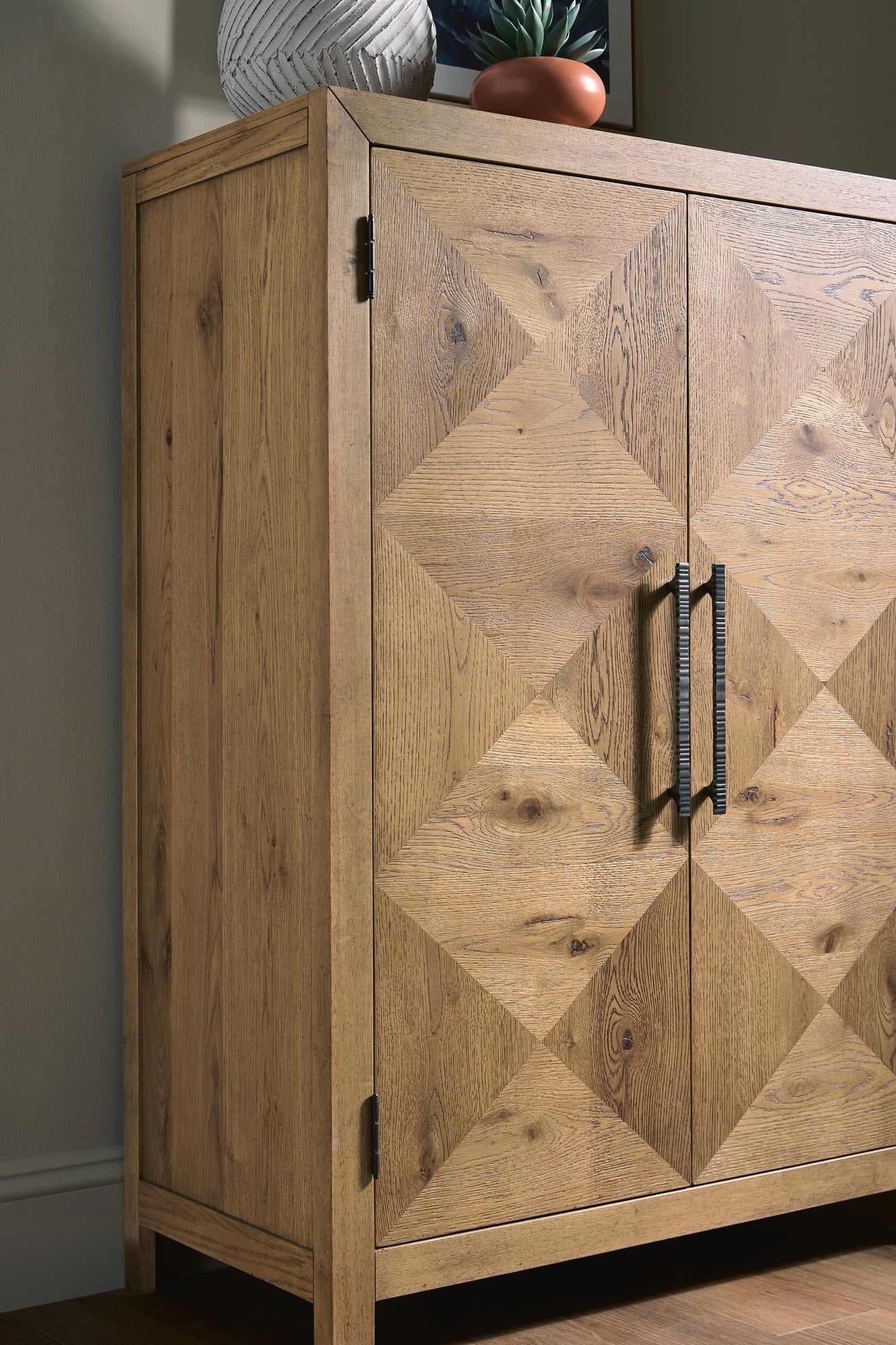 Clayburns Bar Cabinet (A4000744-SI) - Image 8