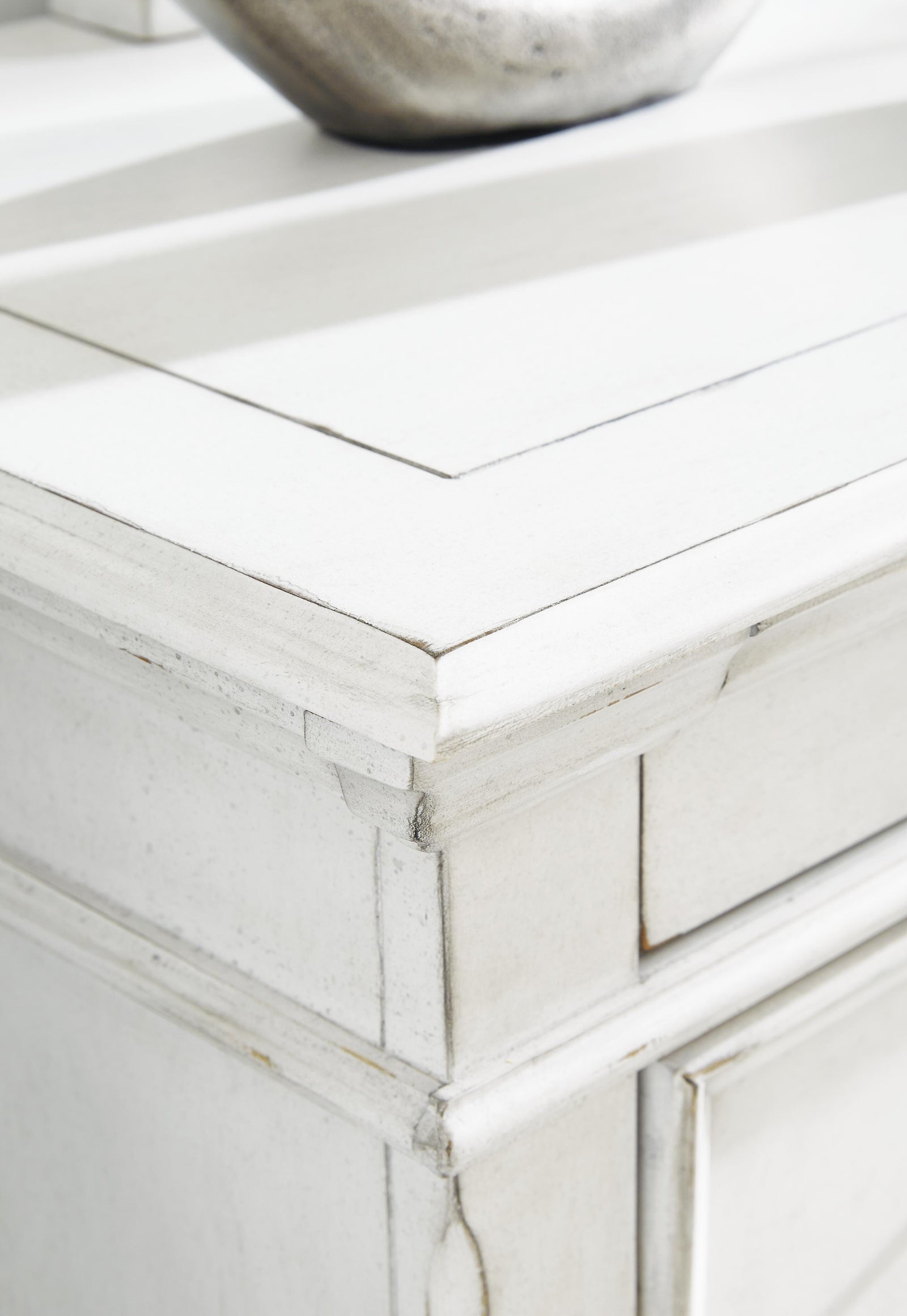 Kanwyn Dresser and Mirror - Whitewash (B777-SI) - Image 5