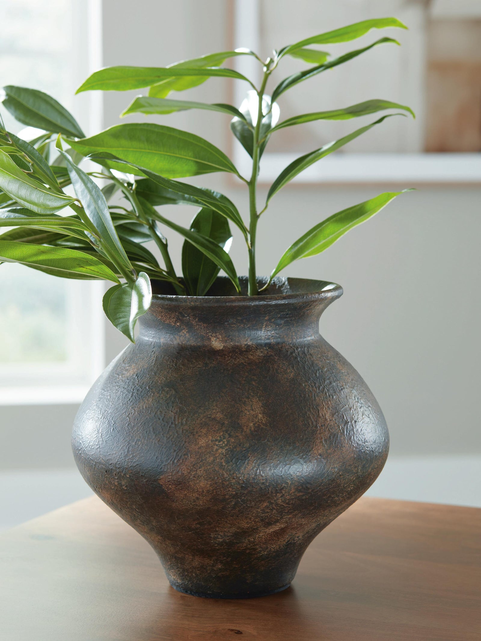 Laddlow Vase (A2000912-SI) - Image 2