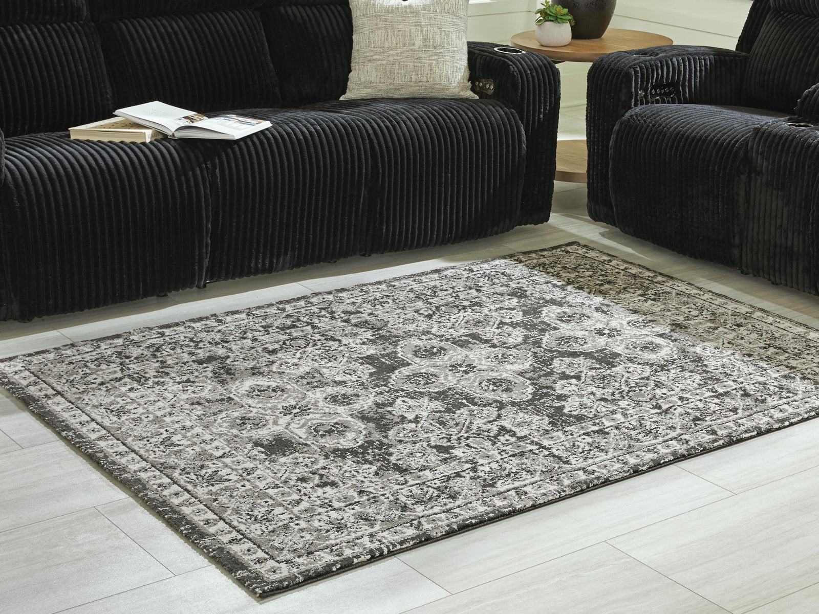 Glennisman Large Rug (R40727-SI) - Image 2