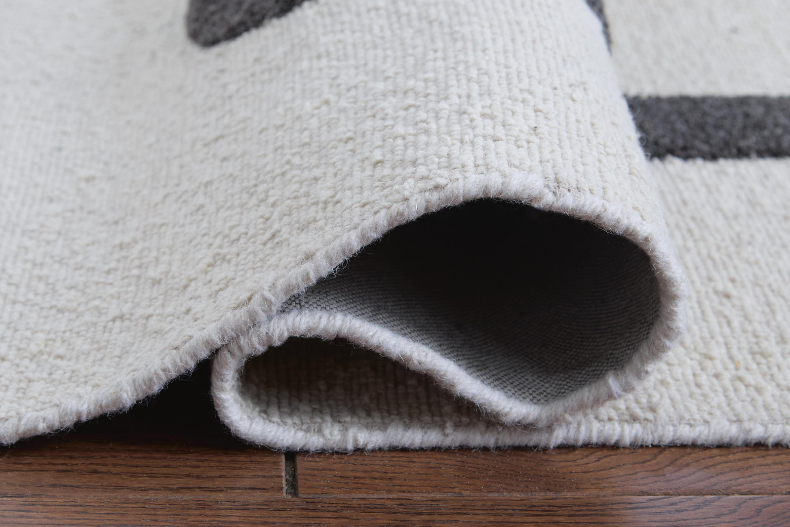 Davismour 5 x 7 Area Rug (R40756-SI) - Image 4