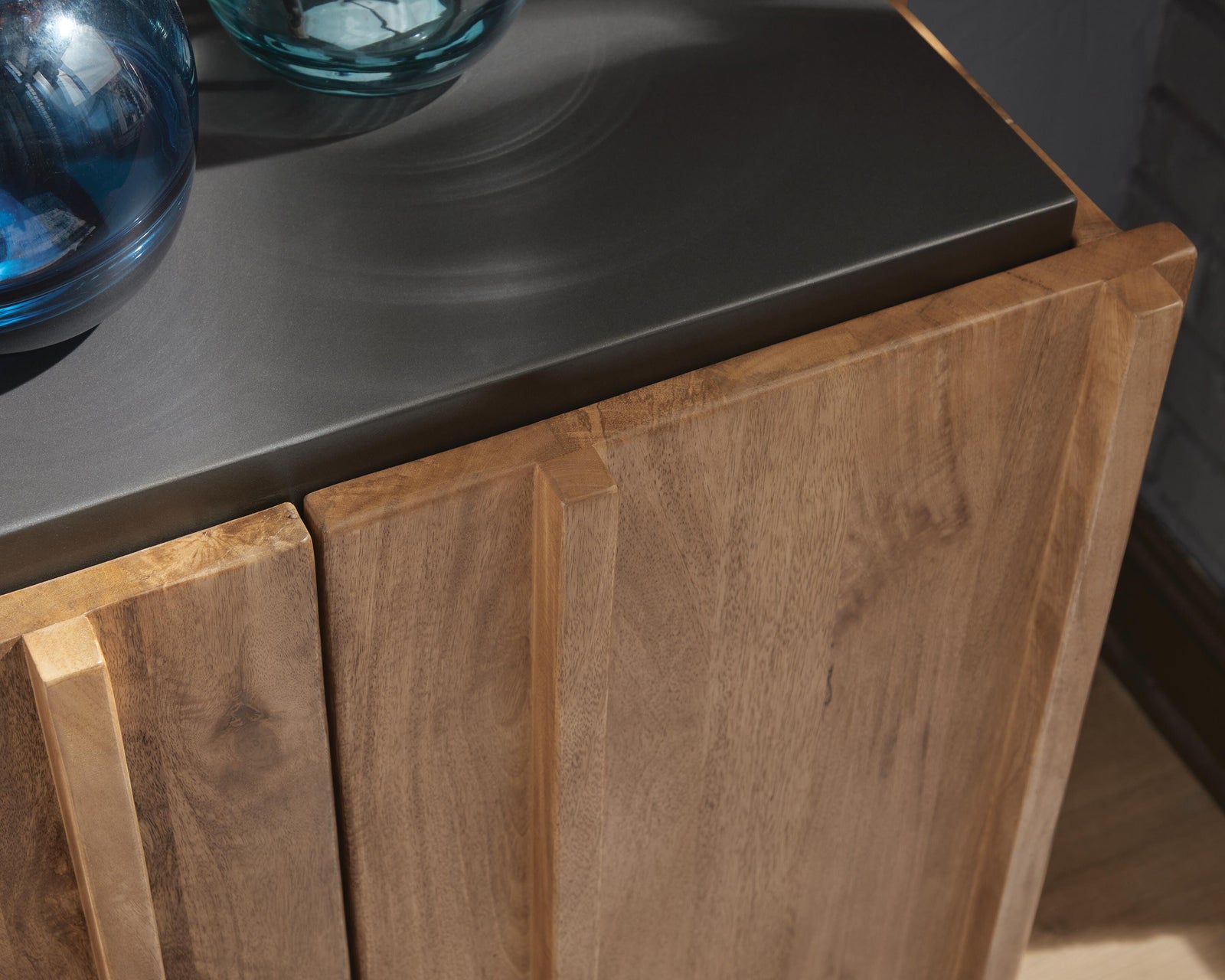 Quintavious Accent Cabinet (A4000685-SI) - Image 7