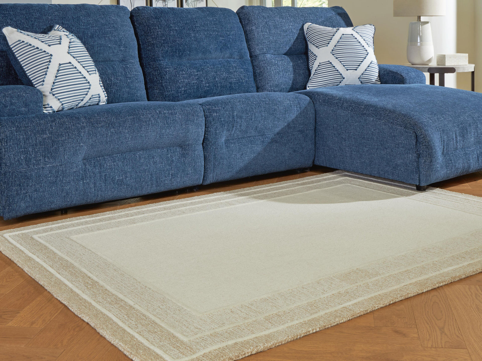 Teelgan Large Rug (R40731-SI) - Image 4