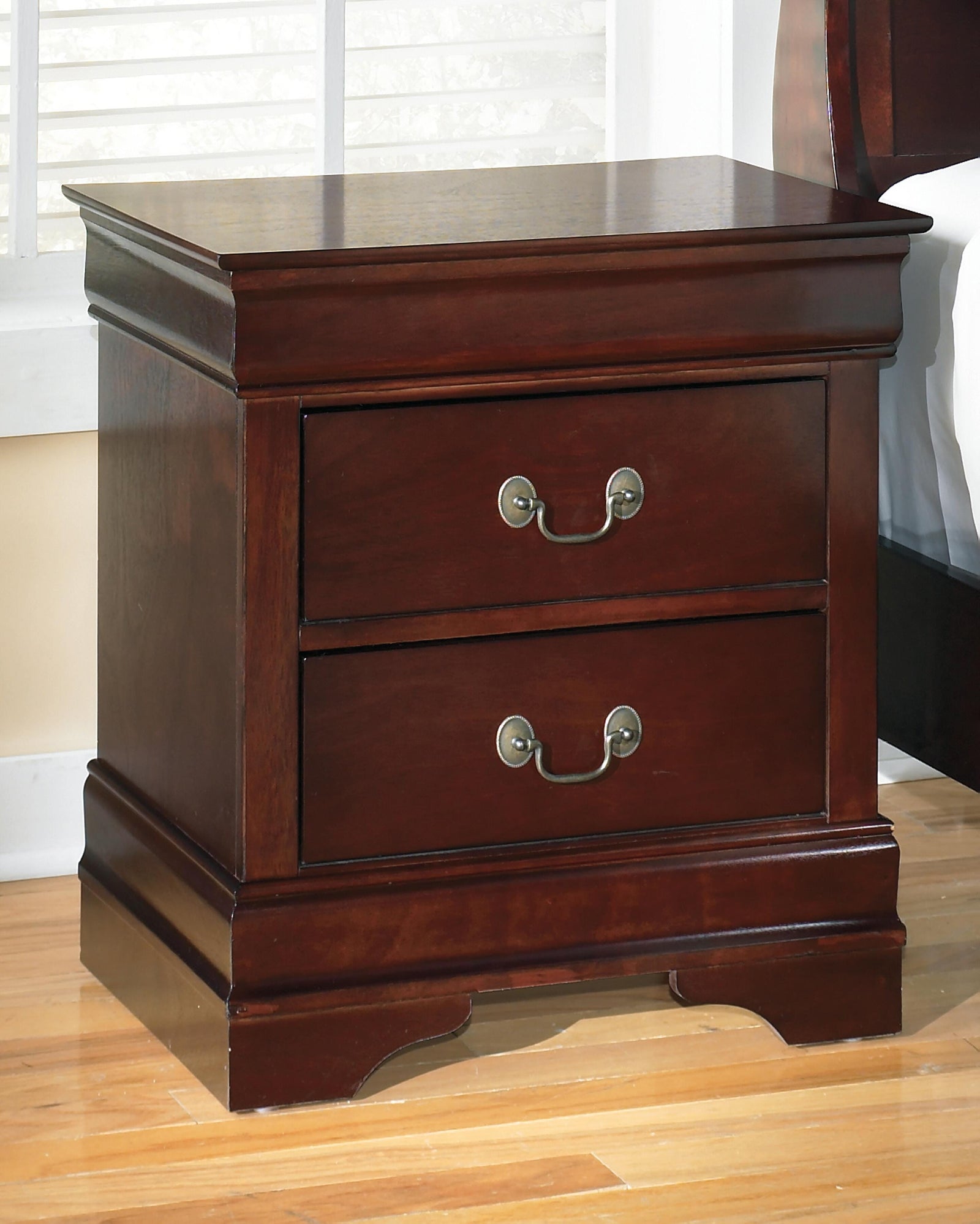 Alisdair Sleigh Bed and Nightstand (B376-SI) - Image 8