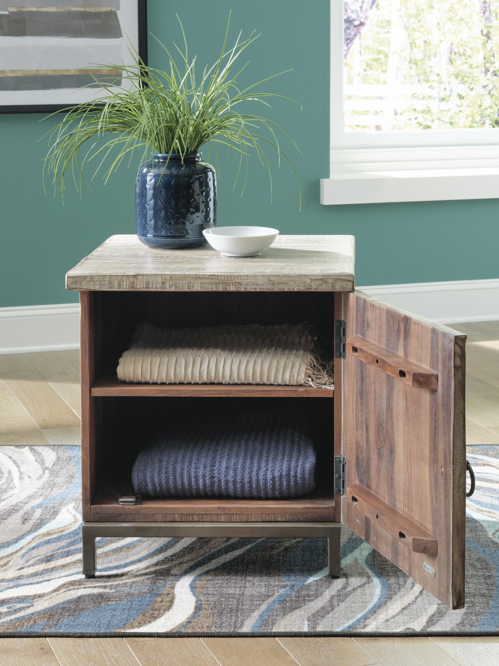 Laddford Accent Cabinet (A4000506-SI) - Image 7
