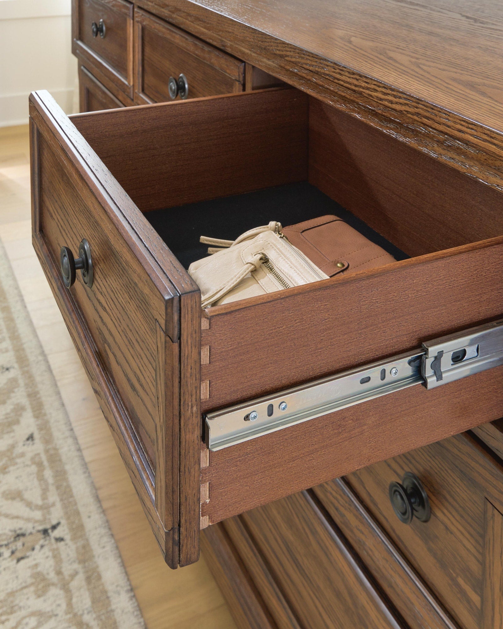 Zackaryn Chest of Drawers (PCB807-SI) - Image 10
