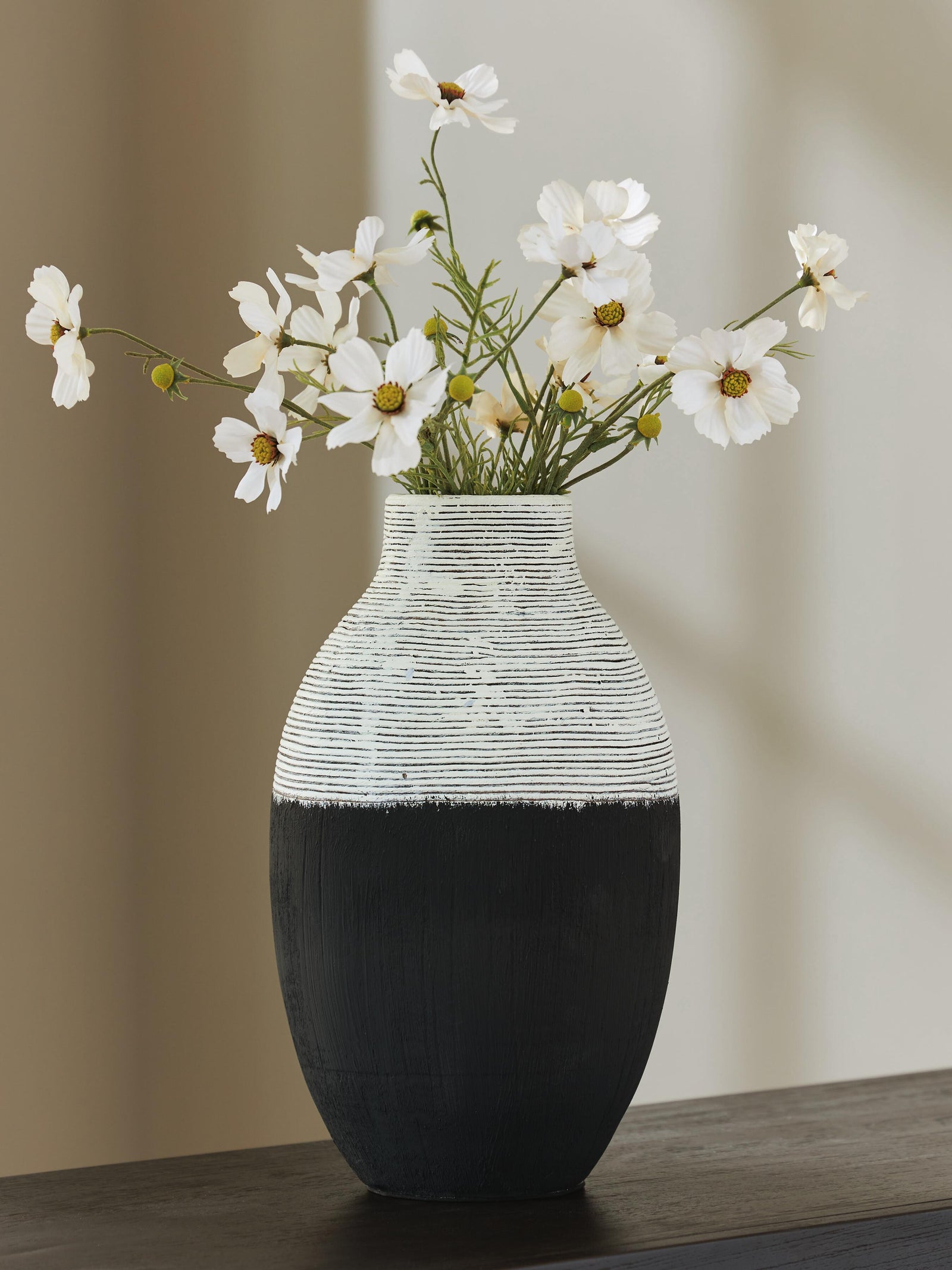 Girtha Vase (A2000876-SI) - Image 2
