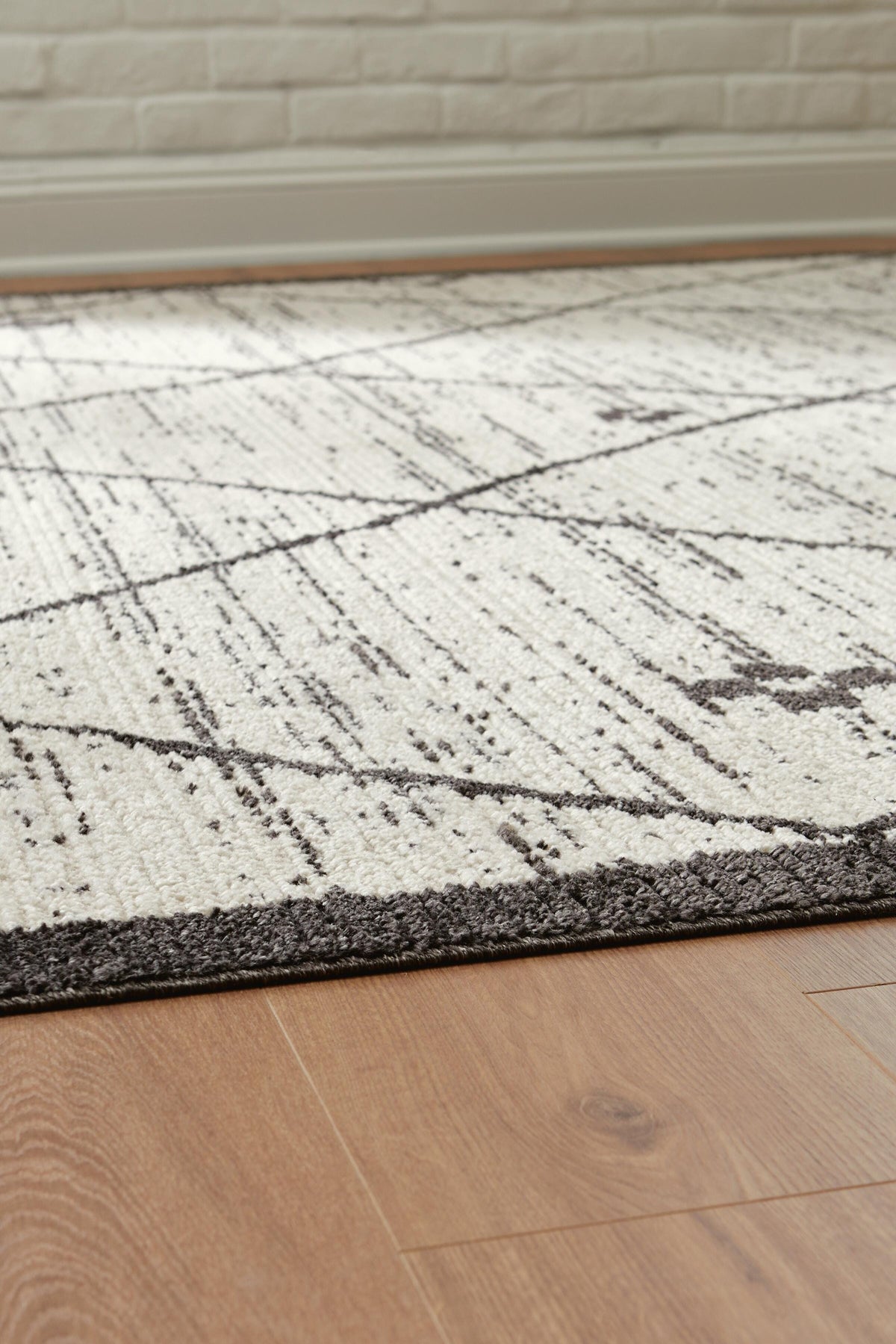 Fenriston Large Rug (R40830-SI) - Image 4