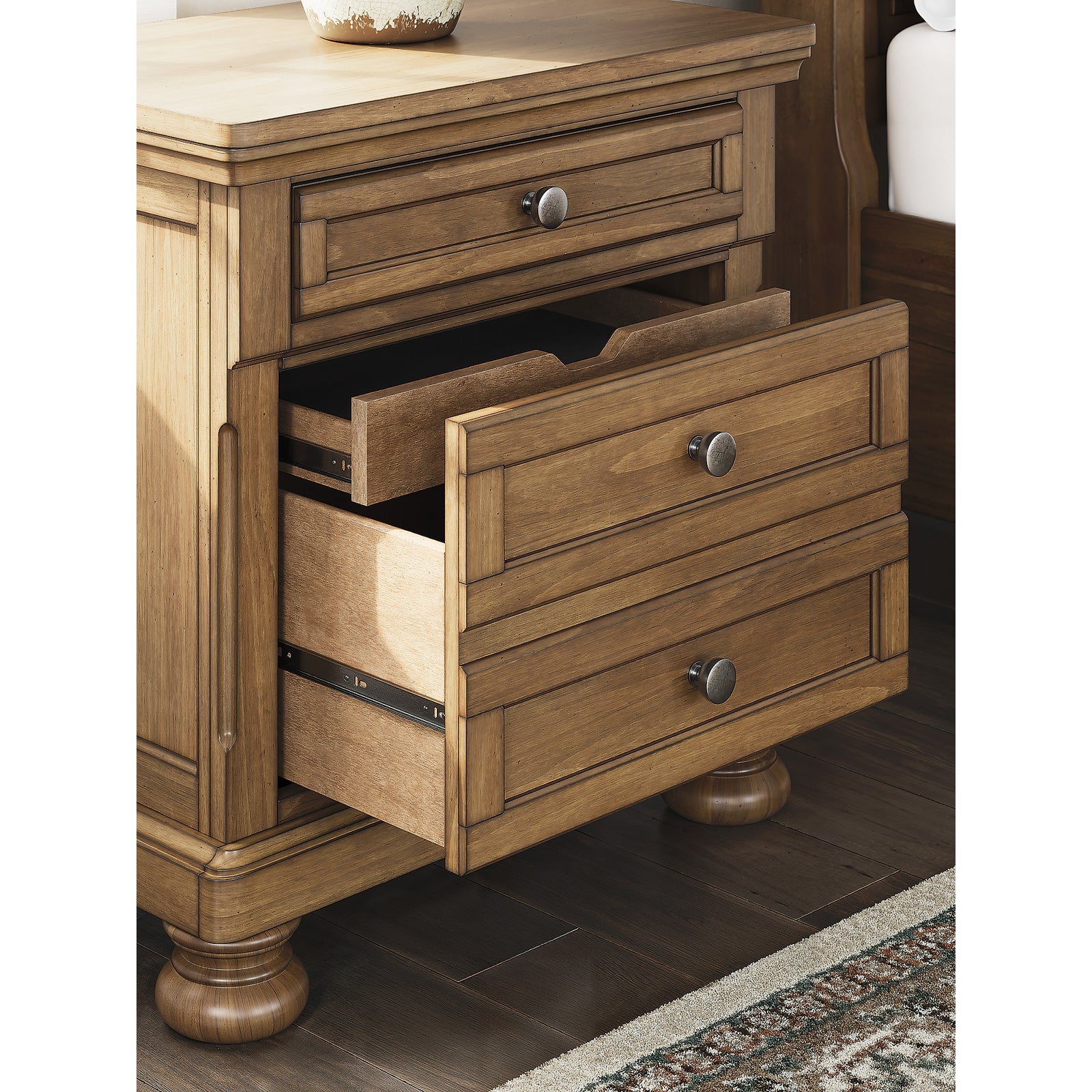Feddinger Queen Sleigh Bed, Dresser, Mirror, Chest and Nightstand (PCB779-SI) - Image 38
