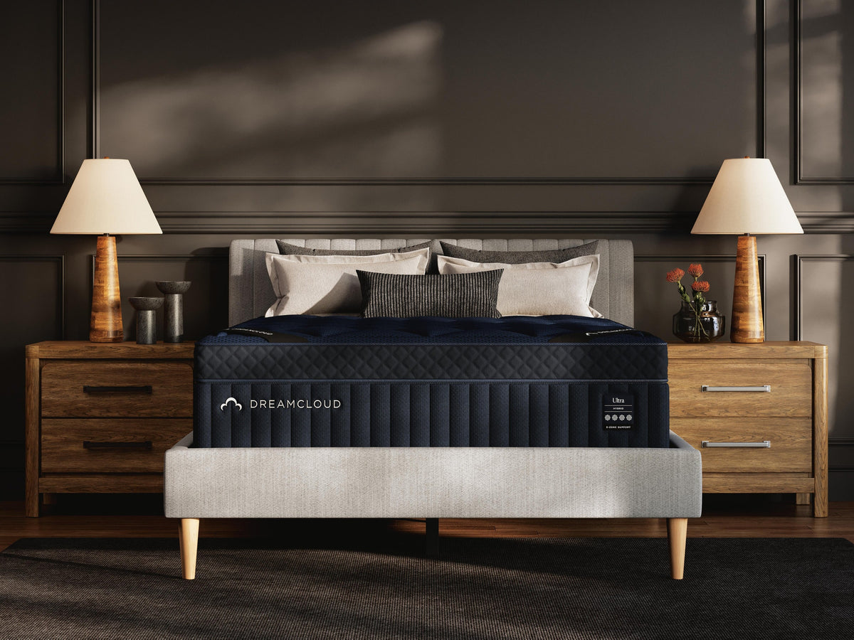 DreamCloud Ultra Hybrid King Mattress with Bedding Bundle (M138-SI)