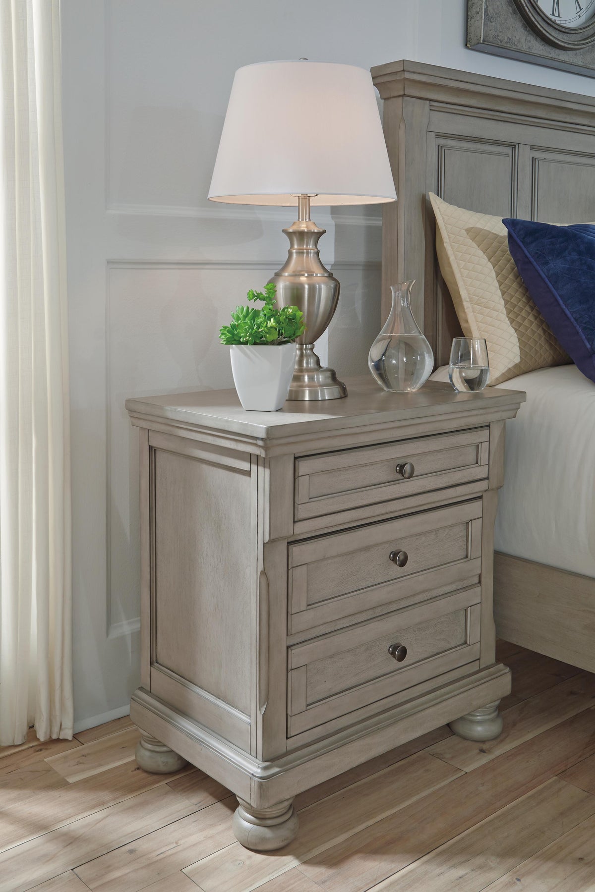 Lettner Panel Bed with Dresser, Mirror and Nightstand - Light Gray  (B733-SI) - Image 8
