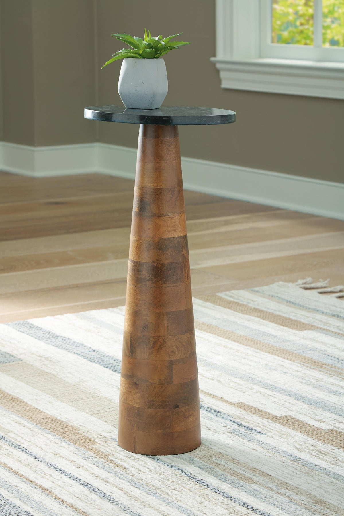 Quinndon Accent Table (A4000633-SI) - Image 3