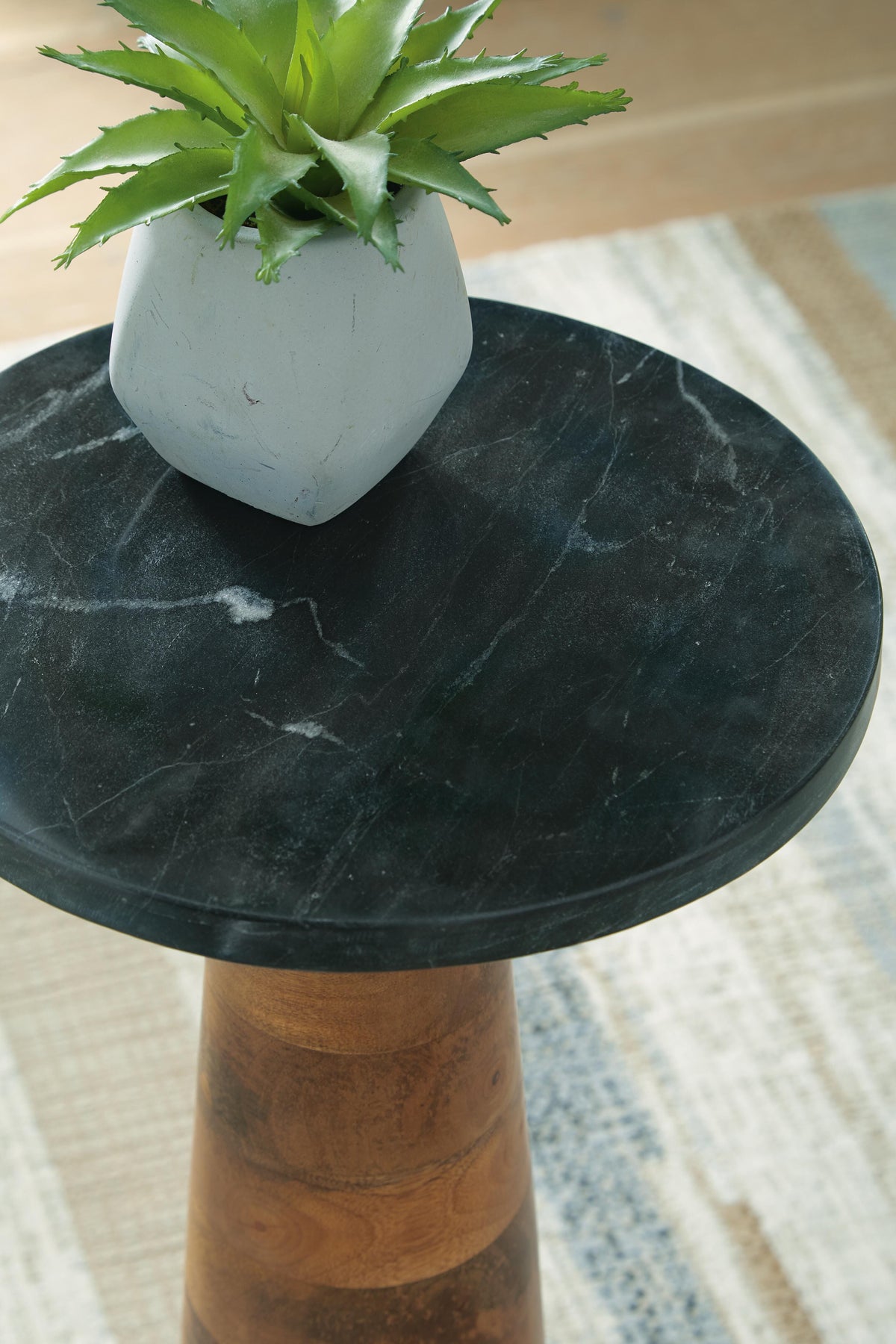 Quinndon Accent Table (A4000633-SI) - Image 4