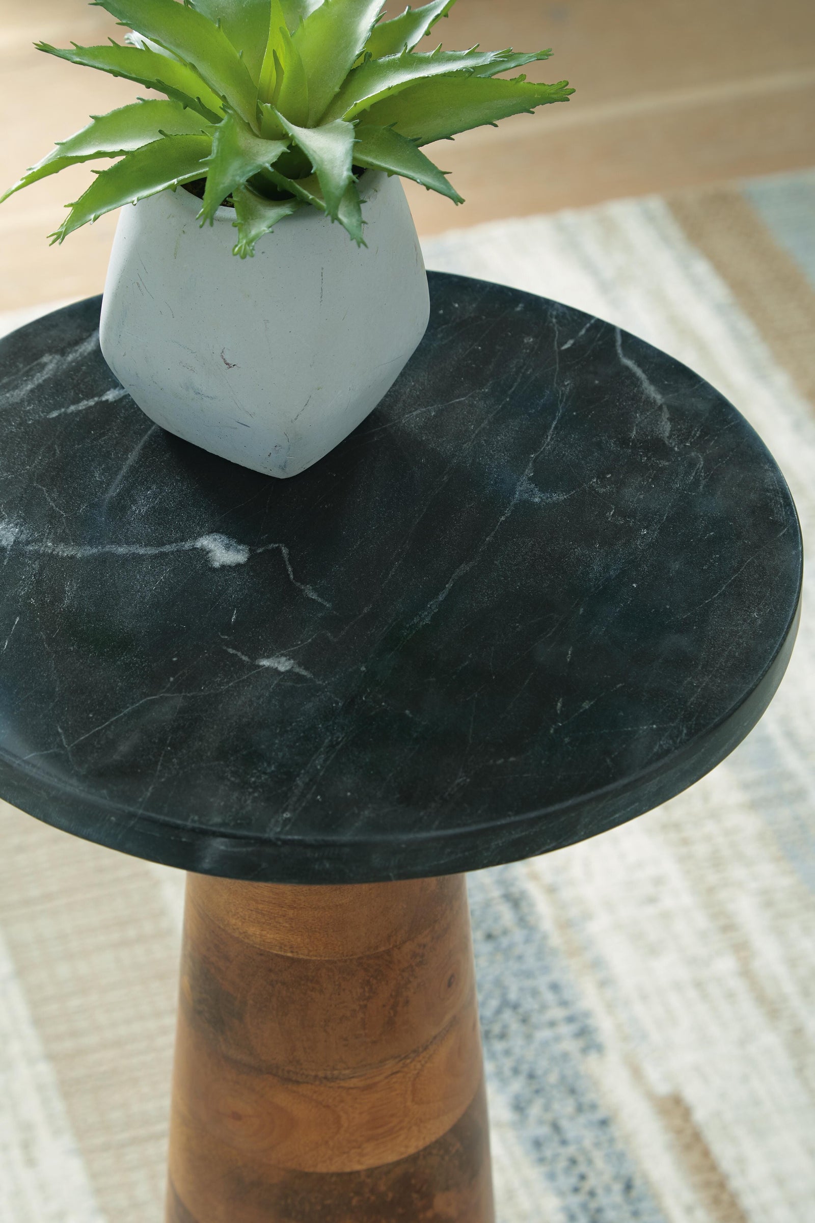 Quinndon Accent Table (A4000633-SI) - Image 4