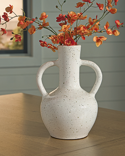 https://ashleyfurniture.scene7.com/is/image/AshleyFurniture/A2000831