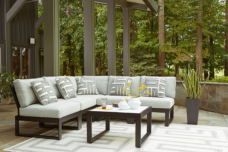 https://ashleyfurniture.scene7.com/is/image/AshleyFurniture/P490-846%284%29-877-708