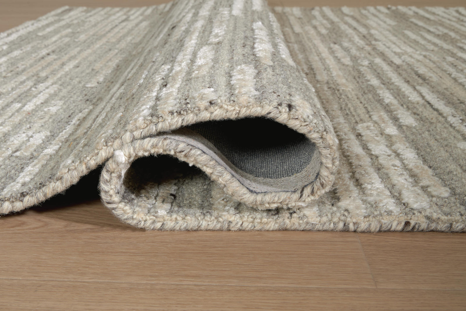 Eljory Extra Large Rug (R40820-SI) - Image 4