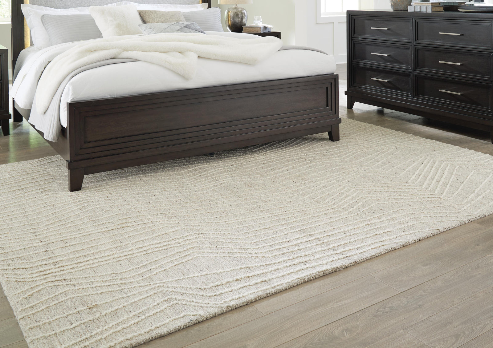 Varahill 8 x 10 Rug (R40693-SI) - Image 2