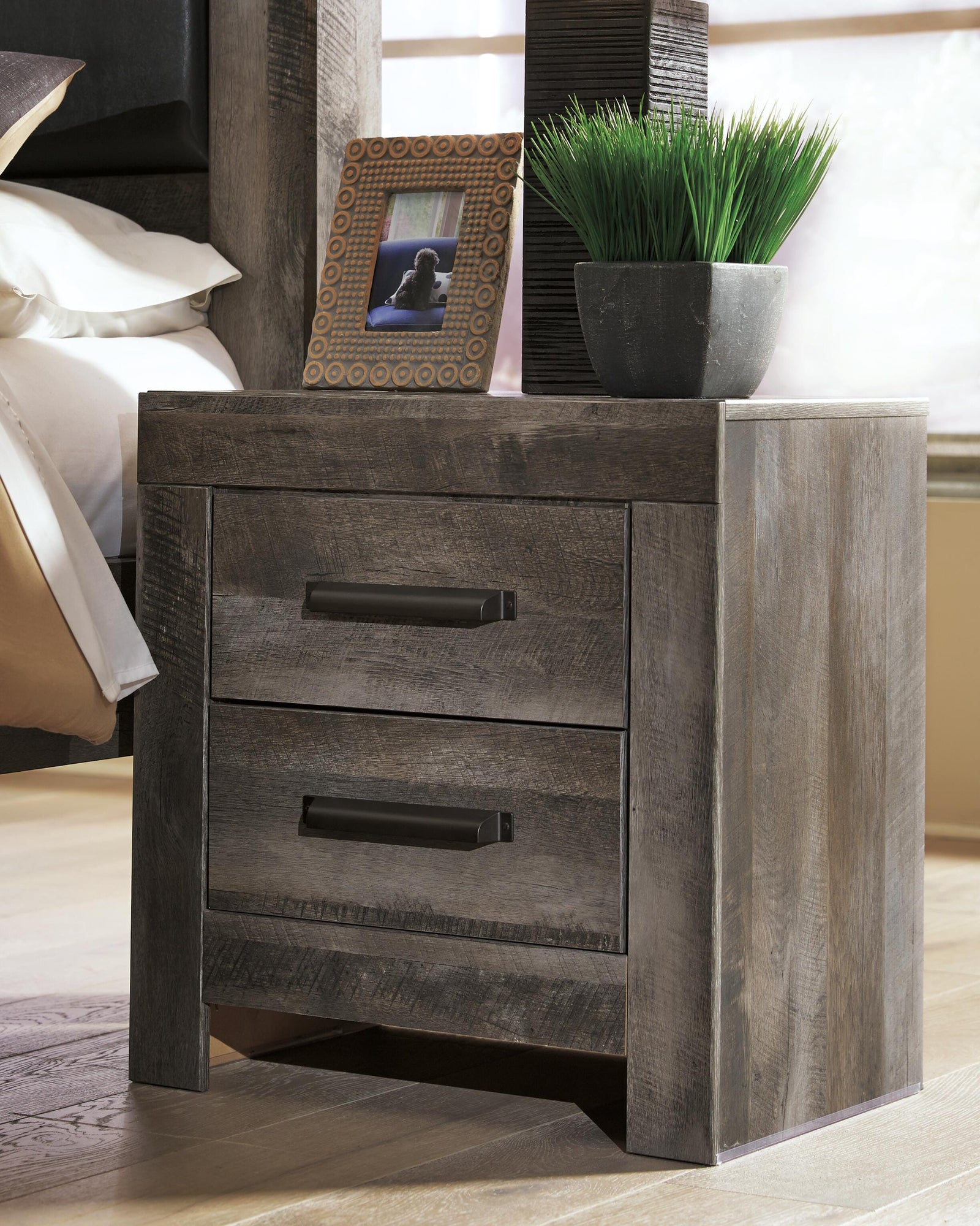 Wynnlow Poster Bed, Chest and 2 Nightstands - Gray  (B440-SI) - Image 7