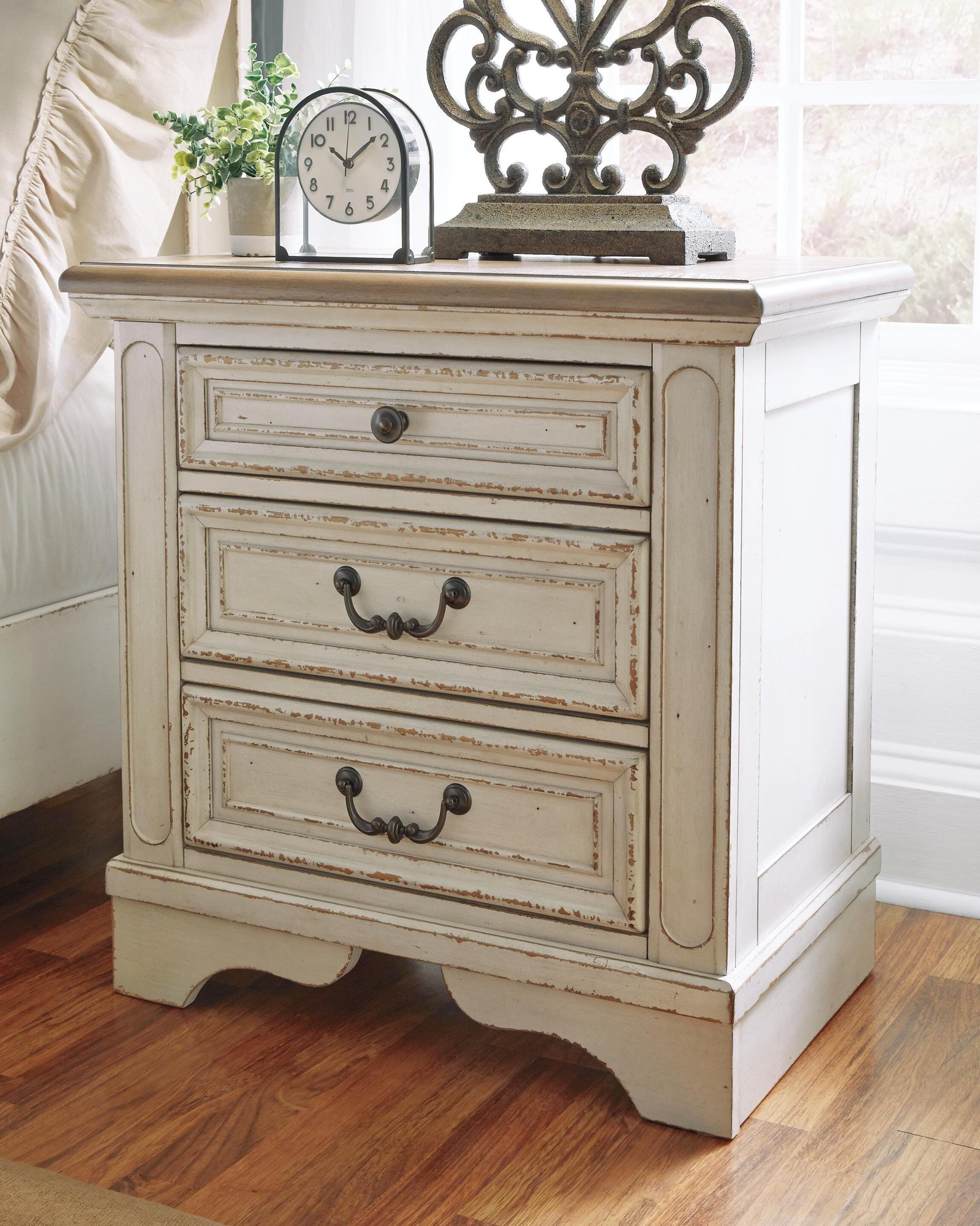 Realyn Panel Bed, Dresser, Mirror and 2 Nightstands - Two-tone  (B743-SI) - Image 7