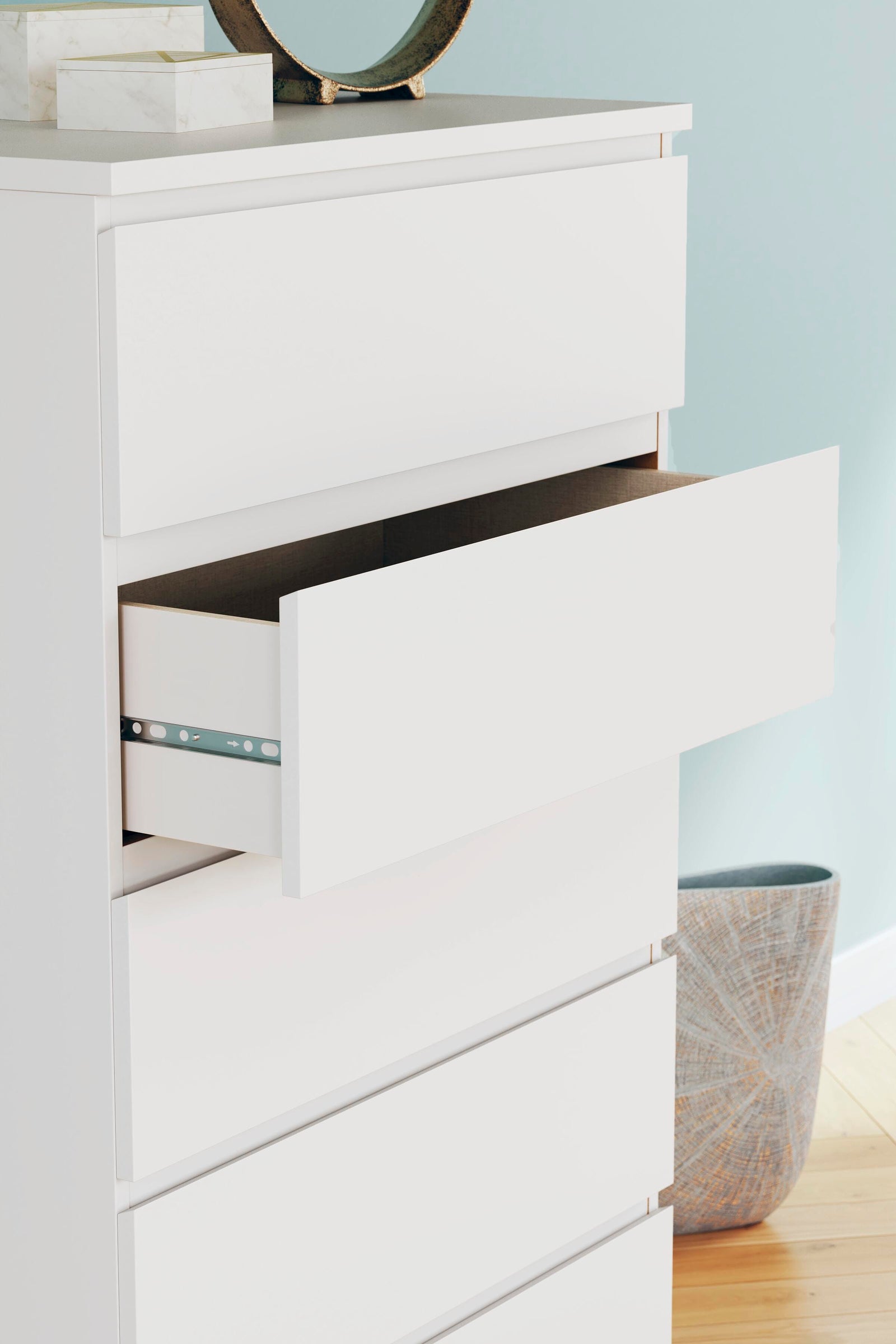Onita Chest of Drawers - White  (EB9630-SI) - Image 10