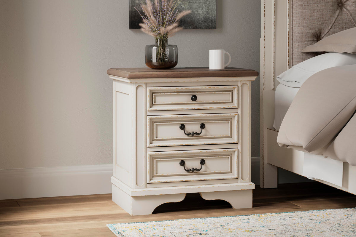 Realyn Upholstered Panel Bed, Chest and 2 Nightstands (B743-SI) - Image 16