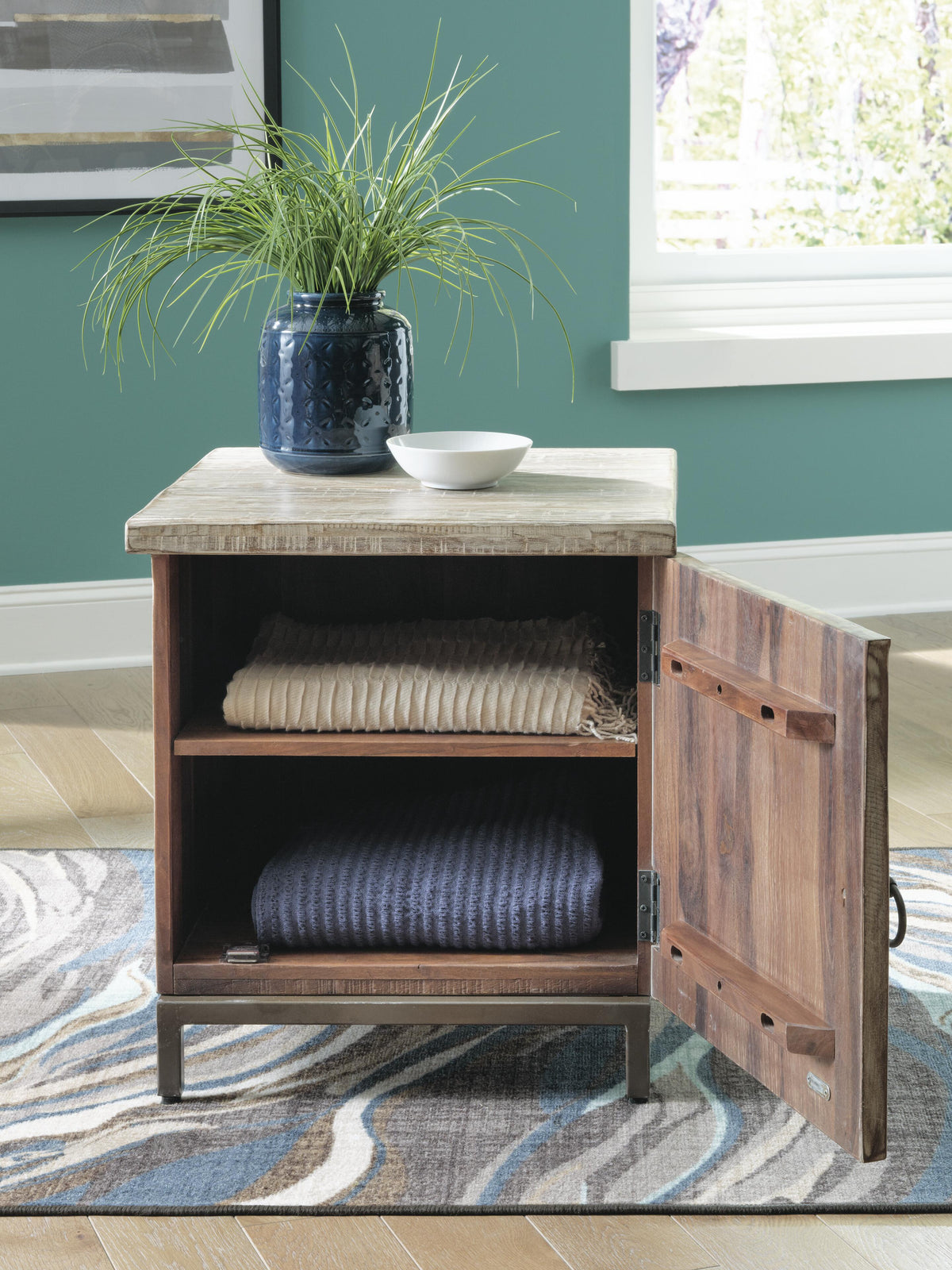 Laddford Accent Cabinet (A4000506-SI) - Image 7