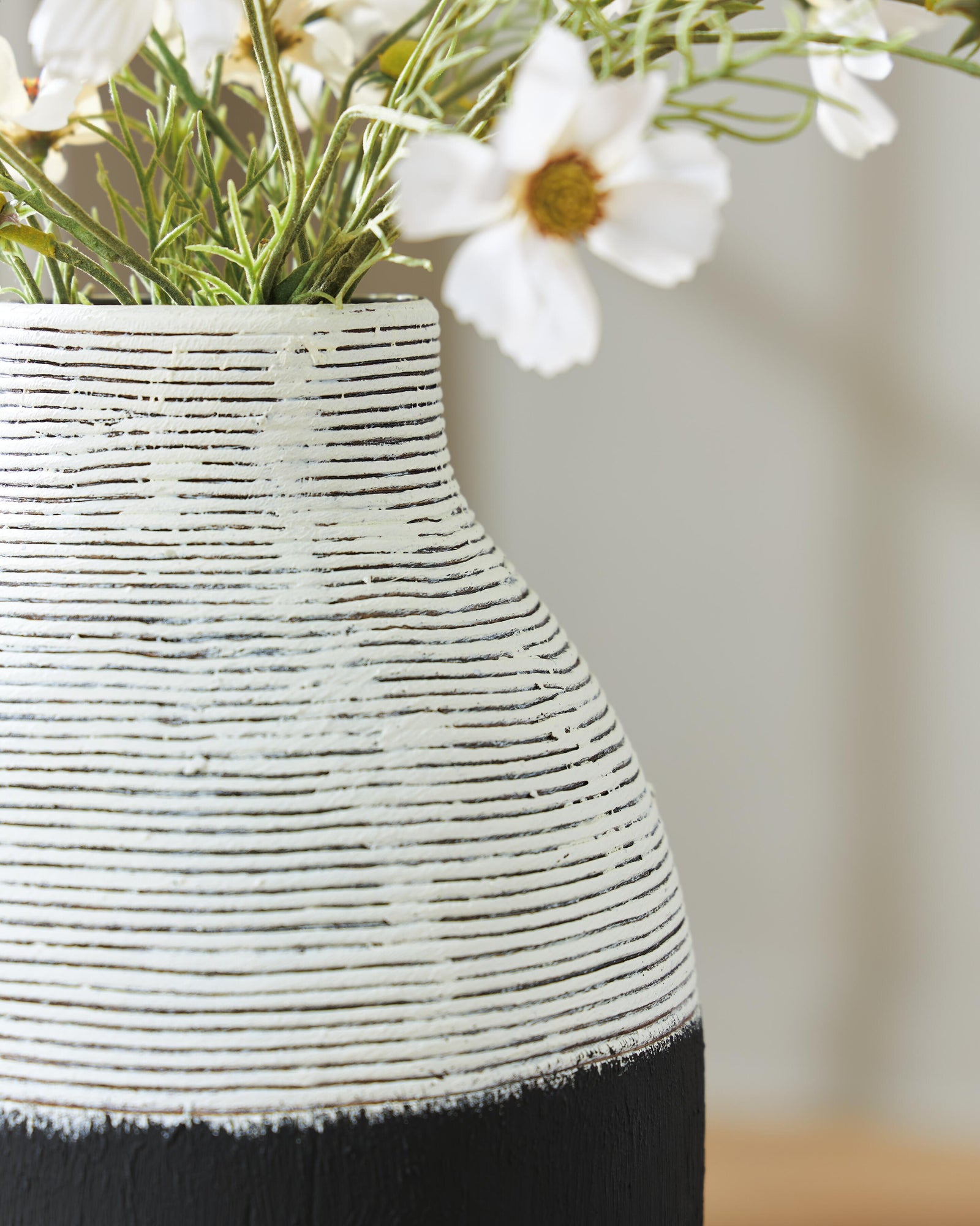 Girtha Vase (A2000876-SI) - Image 3