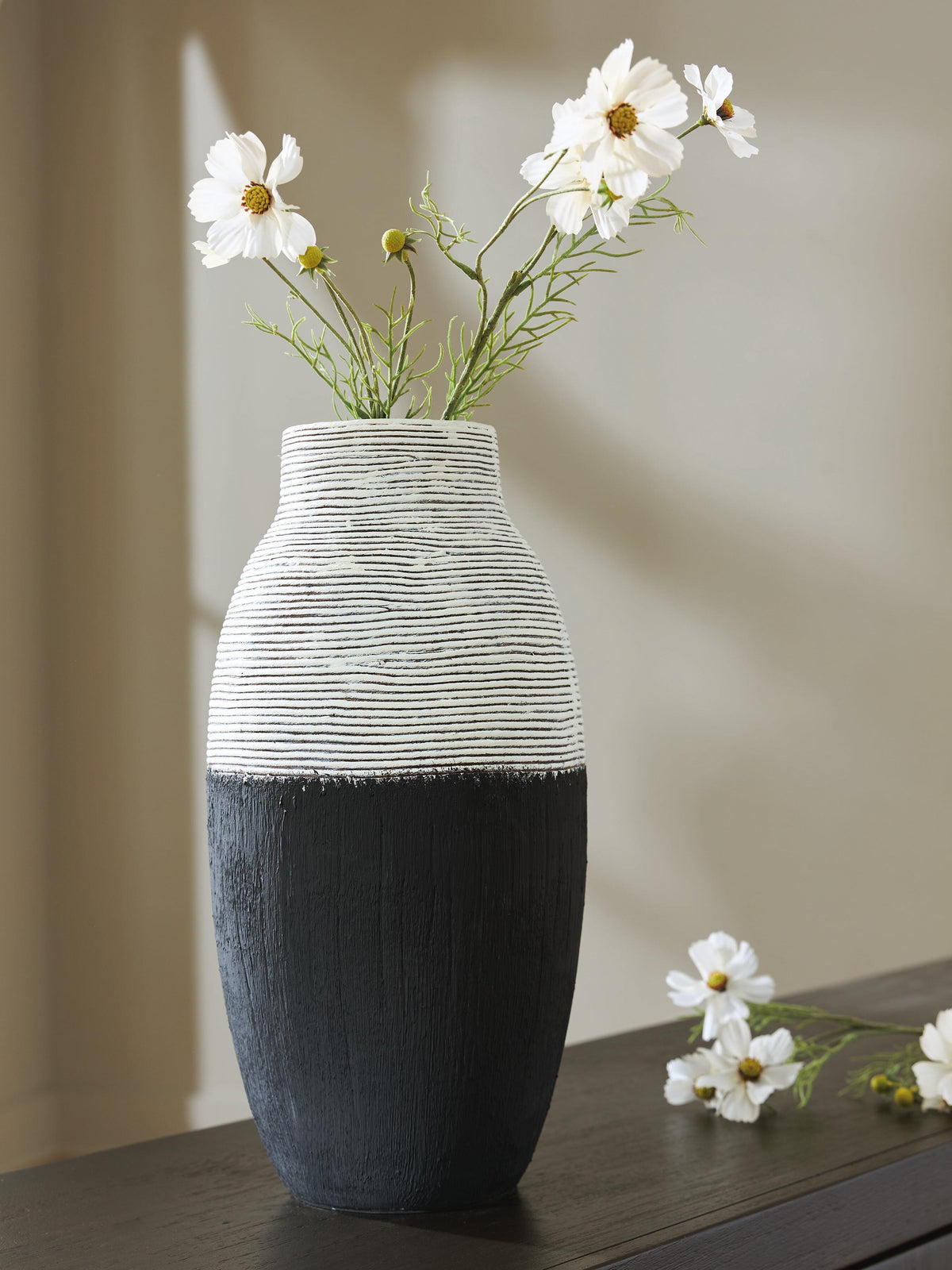 Girtha Vase (A2000877-SI) - Image 2